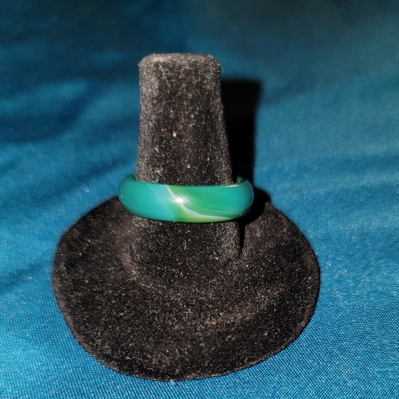 New Elegant Glass Green Ring - Picture 1 of 3